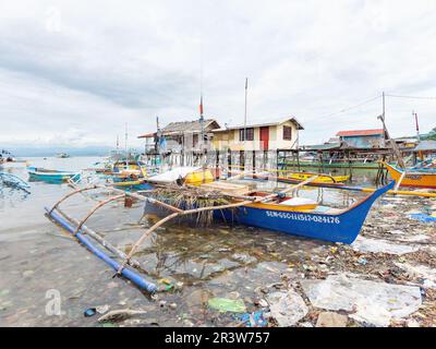 Sarangani, Philippinen - 17. Januar 2018: Ein traditionelles Outrigger-Fischerboot, das in einem Meer von Dschunke an einem ehemaligen unberührten Strand in der V Stockfoto