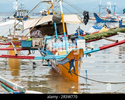 Traditionelle Fischerboote mit Auslegern in Tinoto, Maasim, in der Provinz Sarangani auf den Philippinen. Stockfoto