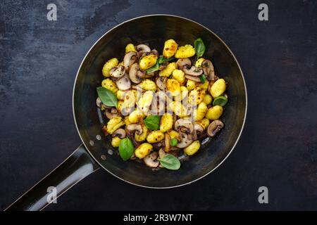 Traditionelle italienische Gnocchi di Patate mit Pilzen als Draufsicht in einer Pfanne mit Kopierbereich Stockfoto