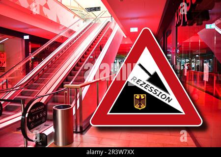 Erstes Quartal 2023-Deutsche Wirtschaft taucht ins REZESSIONSARCHIV FOTO: FOTOMONTAGE: Thema Fotorezession in Deutschland. Die deutsche Wirtschaft gleitet in die Rezession: Ifo-Index für das Wirtschaftsklima kollabiert im September. Leere Korridore und Rolltreppen, geschlossene Geschäfte, Geschäfte, Geschäfte in rotem Licht. Das Einkaufszentrum ist wegen Corona Pandemic, Einkaufszentrum, Riem Arcaden geschlossen. @Sven Simon Fotoagentur. GmbH & Co Drücken Sie Foto KG # Princess-Luise-Str. 41 # 45479 M uelheim/R uhr # Tel. 0208/9413250 # Fax. 0208/9413260 # GLS Bank # BLZ 430 609 67 # Konto 4030 025 100 # IBAN DE75 4306 0967 Stockfoto