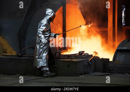 Duisburg, Deutschland. 25. Mai 2023. Ein Stahlwerk Erstes Quartal 2023-Deutsche Wirtschaft schlüpft ins REZESSIONSARCHIV FOTO: r nimmt eine Probe aus dem Anzapfen des Hochofens, Besuch des Bundespräsidenten Frank Walter Steinmeier bei thyssenkrupp Steel in Duisburg, 2. Mai 2023. ? Kredit: dpa/Alamy Live News Stockfoto