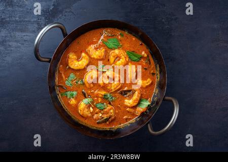 Traditionelle würzige indische Garnelen Madras Curry Rogan Josh mit King Garnelen serviert als Draufsicht in einer Korei Schüssel mit Kopierbereich Stockfoto