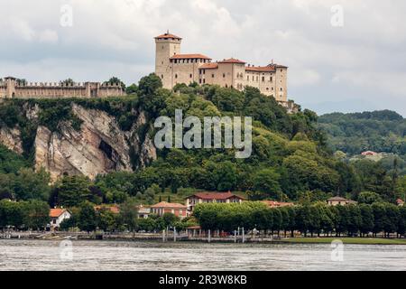 Rocca di Angera, Festung in Angera, von Stresa aus gesehen, Lago Maggiore, Lombardei, Italien Stockfoto