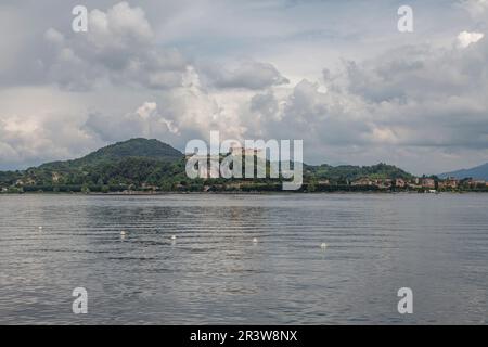 Rocca di Angera, Festung in Angera, von Stresa aus gesehen, Lago Maggiore, Lombardei, Italien Stockfoto