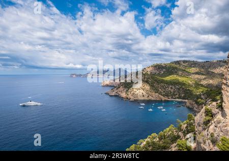 Vergnügungsboote vor Anker in Cala dÂ'Egos Stockfoto