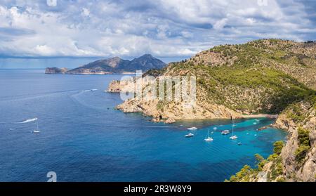 Vergnügungsboote vor Anker in Cala dÂ'Egos Stockfoto