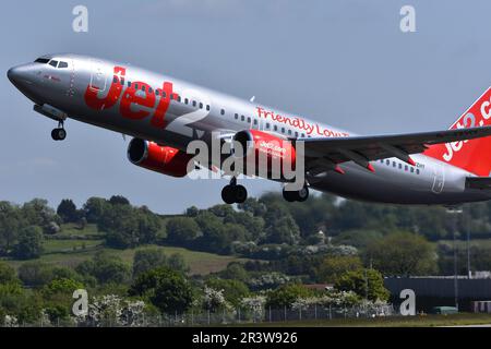 Ein Flugzeug der Klasse Jet2.com, das am 24. Mai 2023 vom Flughafen Bristol abfliegt Stockfoto