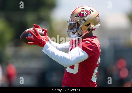 Mai 2023; Santa Clara, Kalifornien, USA; San Francisco 49ers Running Back Elijah Mitchell (25) fängt den Ball während der organisierten Teamaktivitäten im SAP Performance Center neben Levi’s Stadium. (Stan Szeto/Image of Sport) Stockfoto