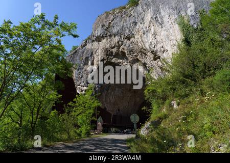 Eingang zur Höhle von Niaux Stockfoto