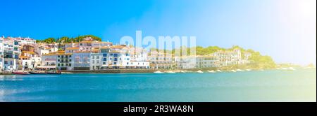 Panoramablick auf das ehemalige Fischerdorf der wunderschönen Stadt Cadaques in Spanien mit weißen Häusern und roten Dächern. Stockfoto