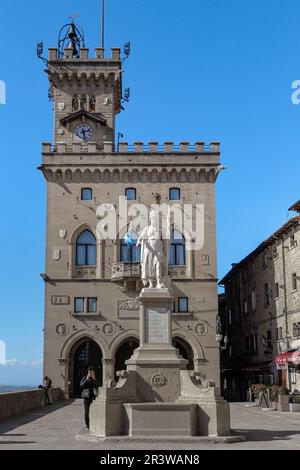 SAN MARINO, SAN MARINO - 11. MÄRZ 2023: Das ist das Rathaus und das Liberty Monument auf dem Liberty Square. Stockfoto