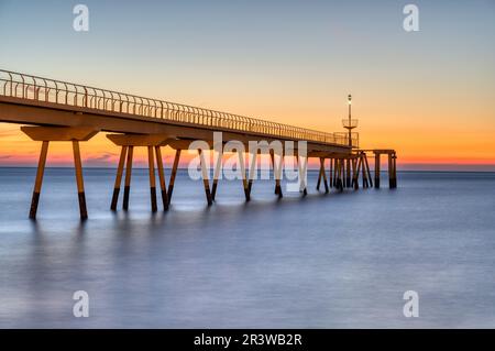 Die Seebrücke von Badalona in Spanien vor Sonnenaufgang Stockfoto