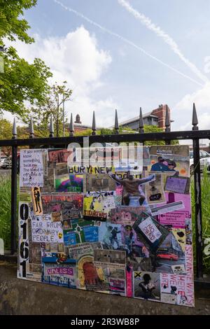 Manchester UK. 23. Mai 2023 Häftlinge Kunstarbeit in Strangeways (HM Gefängnis Manchester) Häftlinge Kunstausstellung Manchester UK. 12 Uhr bis 2pm 23. Mai 2023. Acht Langzeitgefangene aus dem HMP-Gefängnis Strangeways stellten ihre Kunst vor dem Gefängnis auf der Bury New Road aus. Die Ausgrabung dauerte 2 Stunden und wurde von Louise Garman kuratiert. Unterstützt durch das Bury New Road Heritage Project. Manchester UK. Bild: Gary Roberts/worldwidefeatures.com Stockfoto