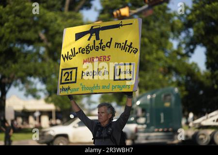 Uvalde, Texas, USA. 24. Mai 2023. Ein Mann hält am 24. Mai 2023 ein Plakat, um gegen Waffengewalt auf einem Platz in Uvalde, Texas, USA, zu protestieren. Der einjährige Jahrestag der Schusswechsel in der Schule, bei dem 19 Schüler und zwei Lehrer in Uvalde im US-Bundesstaat Texas getötet wurden, findet am Mittwoch statt und ist von tiefer Frustration geprägt, da im ganzen Land immer mehr Schusswaffen zu finden sind. Kredit: Wu Xiaoling/Xinhua/Alamy Live News Stockfoto