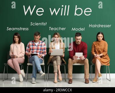 Berufswahl. Inschrift Wir werden es sein und verschiedene Berufe werden über die Schüler geschrieben. Gruppe von Menschen in der Nähe der grünen Mauer Stockfoto