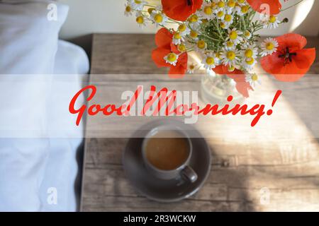 Guten Morgen! Wunderschöner Mohn- und Kamillenstrauß in der Nähe einer Tasse mit Kaffee im Haus, Fokus auf Blumen Stockfoto