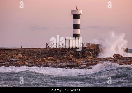 Starke Wellen auf dem Leuchtturm von Puntassa in ColÃ²nia de Sant Jordi Stockfoto