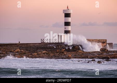 Starke Wellen auf dem Leuchtturm von Puntassa in ColÃ²nia de Sant Jordi Stockfoto