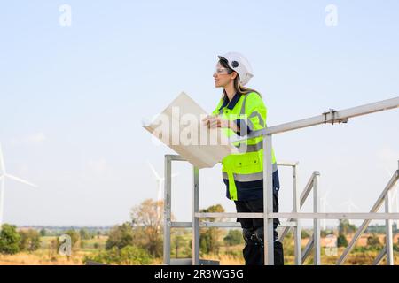 Ingenieur arbeitet zuverlässig. Arbeiten im Freien. Mega-Projekt-Bau. Stockfoto