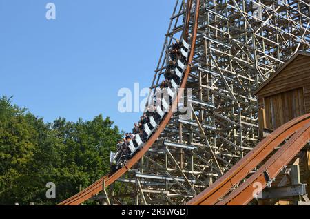 Amsterdam, Niederlande - 8. August 2022: Achterbahnfahrten im Walibi Holland Vergnügungspark Stockfoto