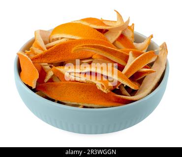 Schüssel mit trockenen Orangenschalen, isoliert auf weiß Stockfoto