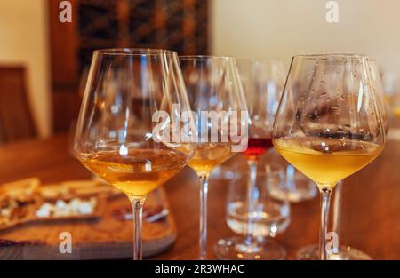 Während der Weinprobe im Restaurant werden die Glaskelche in Reihen auf den Tisch gelegt Stockfoto