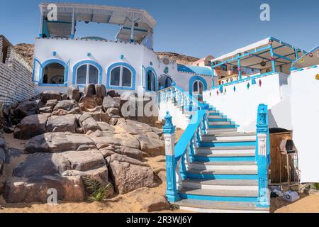 Assuan, Ägypten; 25. Mai 2023 - Ein farbenfrohes nubisches Haus in Assuan, Ägypten. Stockfoto