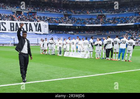 Madrid, Spanien. 24. Mai 2023. Real Madrids Vinicius Jr. L) würdigt die Unterstützer vor dem spanischen Fußballspiel La Liga zwischen Real Madrid und Rayo Vallecano in Madrid, Spanien, am 24. Mai 2023. Kredit: Gustavo Valiente/Xinhua/Alamy Live News Stockfoto