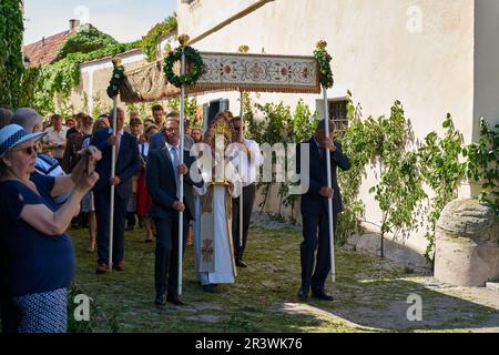 Monstranzträger während der Corpus-Christi-Prozession im österreichischen Dörfchen Duernstein Stockfoto