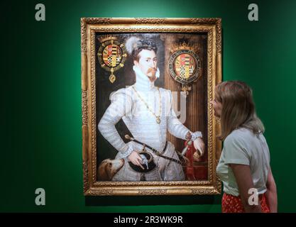 Bath, Somerset, Großbritannien, 25. Mai 2023 Steven van der Meulen Robert Dudley, Earl of Leicester, c.1561 Oil on Panel. Das Holburne Museum ist ein Wahrzeichen einer neuen Ausstellung und vereint eine schillernde Sammlung von Gemälden, die sich auf die Ehe in dieser faszinierenden Zeit beziehen. Auf eine angemessen romantische Art und Weise. Die Ausstellung offenbart die unterschiedlichen Stilunterschiede zwischen niederländischer, deutscher, französischer, britischer und italienischer Kunst und zeigt gleichzeitig, wie sich das Genre der Porträtkunst in dieser Zeit entwickelt hat. 26. Mai Bis 1. Oktober 2023. Paul Quezada-Neiman/Alamy Live News Stockfoto