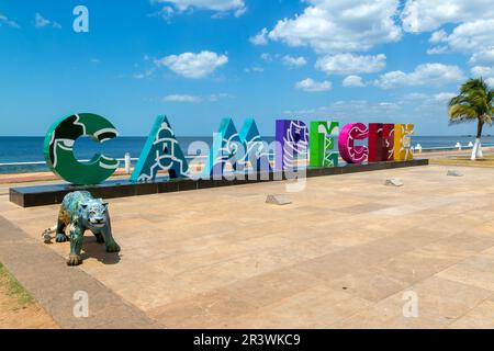 Farbenfrohe Buchstaben, die Namen von Campeche City, Campeche State, Mexiko an der Malecon Strandpromenade schreiben Stockfoto