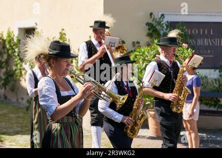 Mitglieder der Blaskapelle DÃ¼rnstein in traditionellen Kostümen während einer Prozession auf dem Corpus Christi Stockfoto