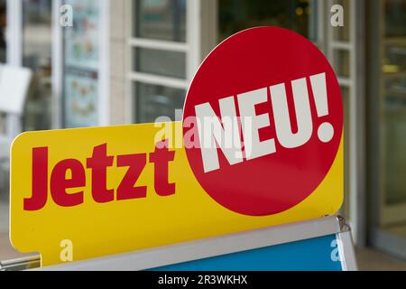 Unterschreiben Sie mit der deutschen Inschrift jetzt neu. Übersetzung: Jetzt neu Stockfoto