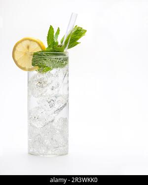 Ein Glas eiskaltes Minzgetränk, isoliert auf weißem Hintergrund. Stockfoto