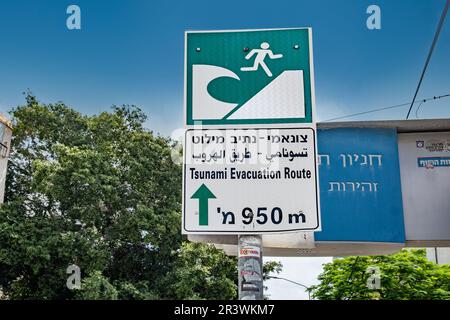 Tel Aviv, Israel - 18. Mai 2023: Beschilderung für die Flucht im Falle eines Tsunami auf hebräisch und auf englisch - Tsunami-Evakuierungsroute. Stockfoto