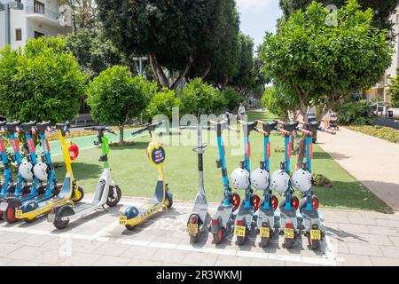 Tel Aviv, Israel - 18. Mai 2023: Parkplatz für elektrische Roller. Elektrische Roller können über das Smartphone und die App gemietet werden. Sie sind ein Stockfoto