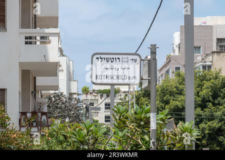 Tel Aviv, Israel - 18. Mai 2023: Blick vom Rothschild Boulevard auf Häuser im Bauhaus-Stil, importiert von deutschen Architekten. Stockfoto