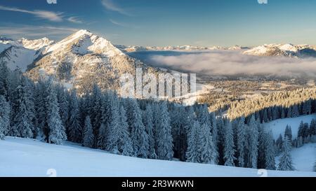 Winterwandern und Skifahren im tannheimer-Tal mit frischem Schnee. In Der Nähe Von Oberjoch Pirschling Stockfoto