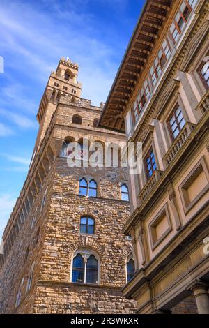 Blick auf das historische Zentrum von Florenz, Italien: Palazzo Vecchio mit Arnolfo-Turm vom Innenhof der Uffizien. Stockfoto