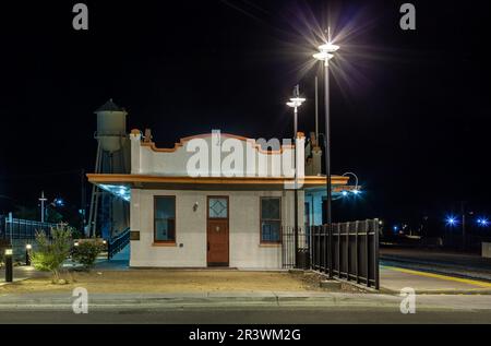 Bahnhof bei Nacht in Kingman, Arizona Stockfoto