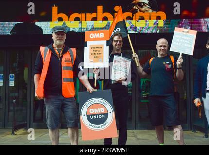 London, Großbritannien. 25. Mai 2023 GMB-Gewerkschaftsstreikposten im Barbican Centre, als Hunderte von Arbeitern der City of London Corporation, der Behörde für das Londoner Finanzzentrum, die Bezahlung zunichte machten. Kredit: Vuk Valcic/Alamy Live News Stockfoto