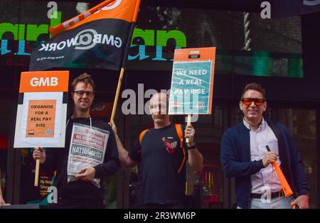 London, Großbritannien. 25. Mai 2023 GMB-Gewerkschaftsstreikposten im Barbican Centre, als Hunderte von Arbeitern der City of London Corporation, der Behörde für das Londoner Finanzzentrum, die Bezahlung zunichte machten. Kredit: Vuk Valcic/Alamy Live News Stockfoto