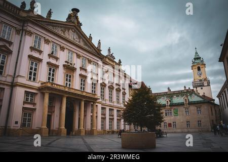 Der Primatspalast und das Alte Rathaus in Bratislava, Slowakei Stockfoto