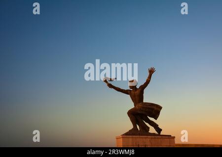 Die Fortschrittsstatue auf dem Gellért-Hügel in der Dämmerung - Budapest, Ungarn Stockfoto