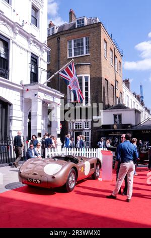 1952 Jaguar C-Type bei den Concours in Savile Row 2023. Oldtimer auf der berühmten Straße in London, Großbritannien Stockfoto