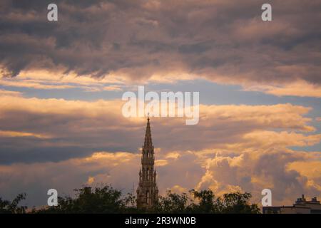 Dramatischer Himmel in der Abenddämmerung über dem Brüsseler Rathausturm - Belgien Stockfoto