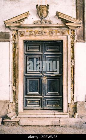 Alte Holztür in einem alten Kloster in einem historischen Gebäude in Neapel, Italien Stockfoto