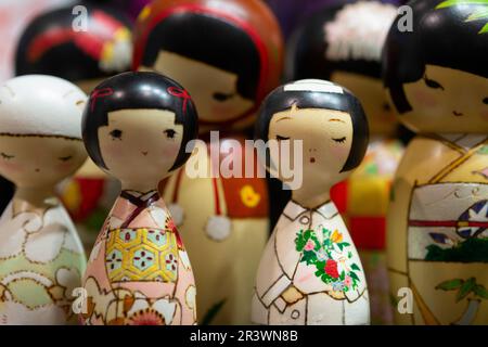 Traditionelle japanische alte Kokeshi-Puppen aus Holz Stockfoto