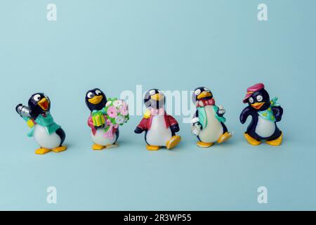 Tjumen, Russland-15. Februar 2023: Kinder Surprise Toy Pinguins. Sammlung von netteren Überraschungsspielzeugen. Stockfoto