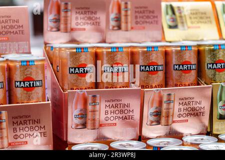 Tyumen, Russland-25. Februar 2023: Alkohol in den Regalen, Martini Nahaufnahme. Selektiver Fokus Stockfoto